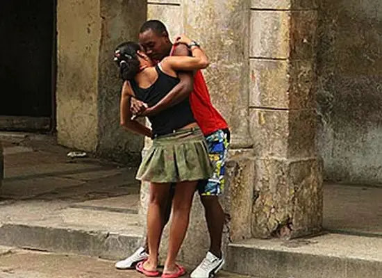 amor-en-la-habana-pareja-de-pie-1