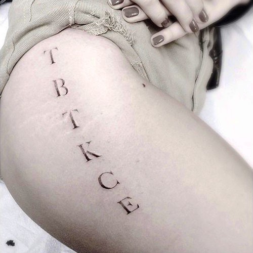 chloe-grace-moretz-initials-thigh-tattoo-500x500