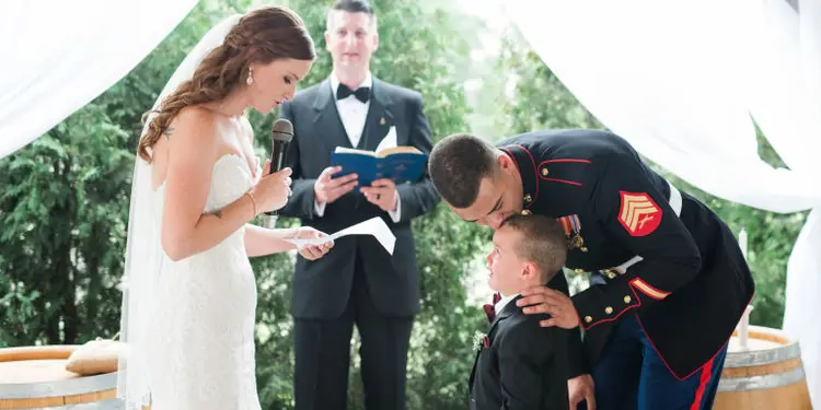 gallery-1500999278-emily-josh-married-sneak-peeks-sneak-peeks-0018