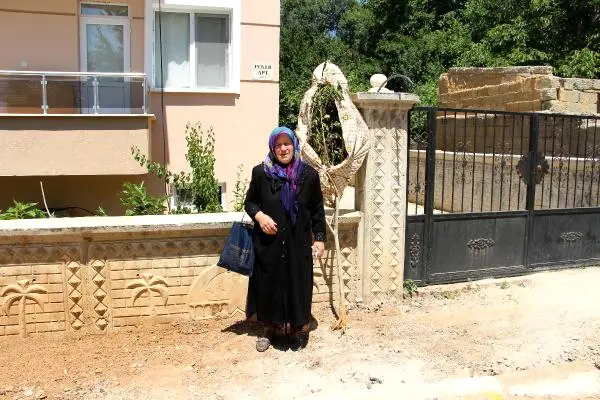 kesilen-agacini-omuzladi-neden-kestiniz-diye-2-9829533_o