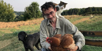 Babasından Kalan Mirasla Arazi Satın Alıp Sokak Hayvanlarını Besleyen Gönlü Zengin Adam