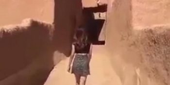 Suudi Arabistan’da Etekle Gezerken Çektiği Fotoğrafları Yüzünden Tutuklanan Kadın