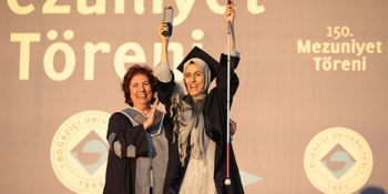 Görme Engeline Rağmen Okuduğu Bölümü Birincilikle Bitiren Başarılı Anne