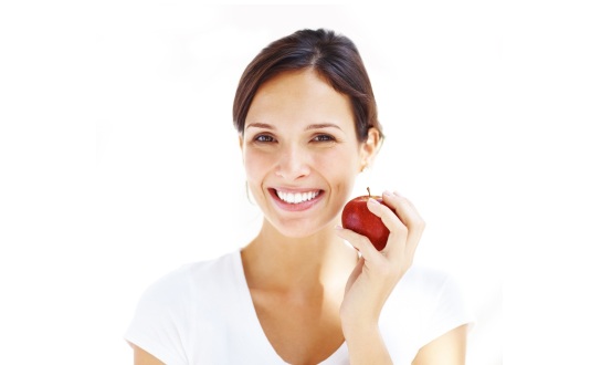 woman-holding-an-apple