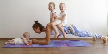 Doğum Sonrası Depresyonu Yenmek İçin Kızlarından Yardım Alan Anne ve Eğlenceli Egzersizleri