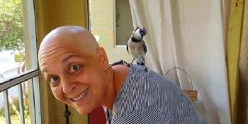 Onu Kurtaran Ailesini Her Gün Ziyaret Edip Hastalığında Başında Nöbet Tutan Vefalı Kuş