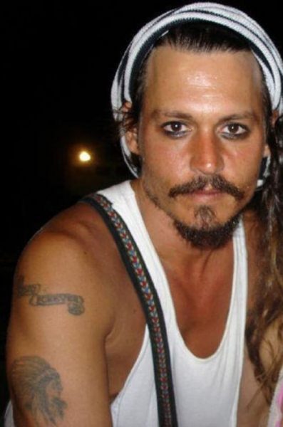 johnny-depp-with-forever-banner-tattoo-on-shoulder_GH_content_550px