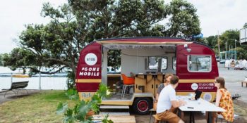 Yaz Günleri Çalışmayı Eğlence Hale Getirmek İçin İş Yerini Karavana Taşıyan Mimarlık Ofisi