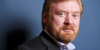 Takma İsim Kullanarak Kendi Kitaplarını Öven Ödüllü Yazar