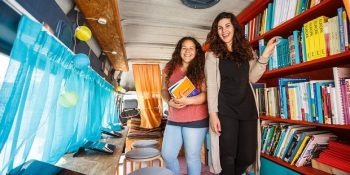 Mültecilerin Okuma İhtiyaçları İçin Yola Çıkan Dört Tekerlekli Kütüphane