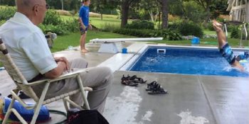 Çocukları Eğlendirmek İçin Bahçesine Havuz Yaptıran 94 Yaşındaki Yalnız Adam