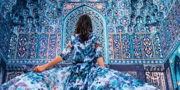 Gezdiği Büyüleyici Yerlerle Kadınların Elbiselerini Bütünleştiren Fotoğrafçıdan 17 Renkli Fotoğraf