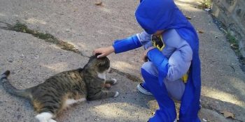 Kendini Sokak Kedilerinin Süper Kahramanı Gibi Hisseden 5 Yaşındaki Koca Yürekli Çocuk