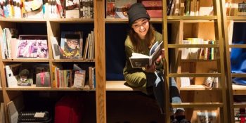 Masal Diyarlarını Andıran Bir Hostel: Kitap Raflarından Odalar