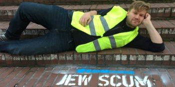 Şikayetleri Değerlendirilmeyince Tweet’leri Twitter Ofisinin Önüne Yazan Adam