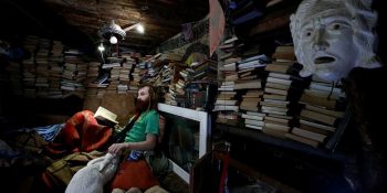 Avukatlığı Bırakıp Tavşanıyla Doğaya Yerleşen Yuri Alekseyev’in Şaşırtıcı Hayat Hikayesi