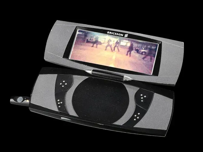 12_James-Bonds-Pierce-Brosnan-Gadget-Phone_8