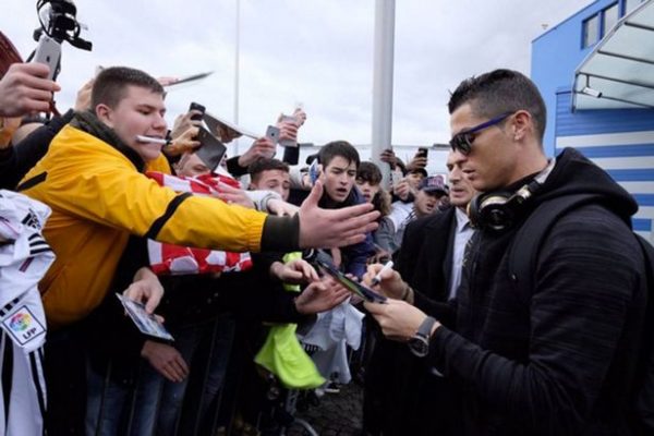 Cristiano-Ronaldo-signs-autographs-for-fans-after-he-arrived-in-Zurich-for-the-Ballon-dOr