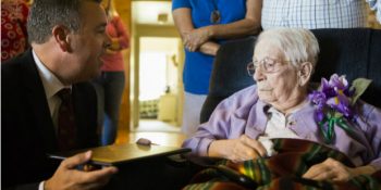 80 Yıl Sonra Diplomasına Kavuşan 97 Yaşındaki Kadının Hüzün Dolu Hikayesi