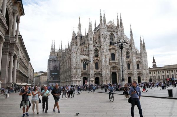Tourists-visit-the-Duomo-di-Milano-the-Milan-Cathedral