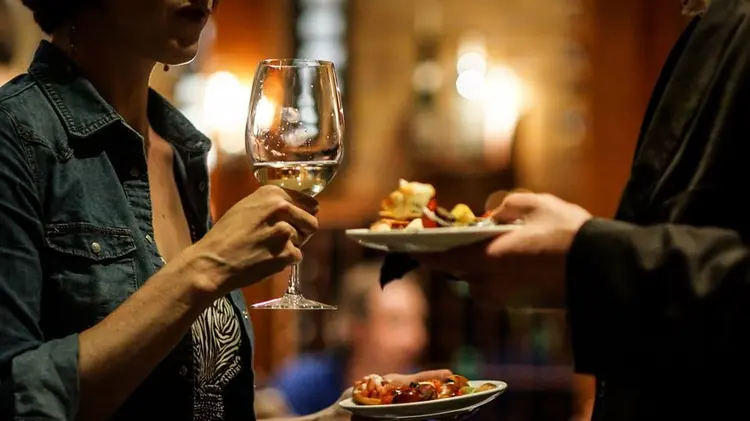 Wine-and-Hors