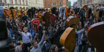 Adana’da 7 Bin Kişinin Gitarıyla Guiness Rekoru Kırmayı Planladığı Şarkı; “Akdeniz Akşamları”