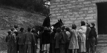 İnsanlara Kitap Ulaştırabilmek İçin At Sırtında Yola Çıkan Kadınların Öyküsü