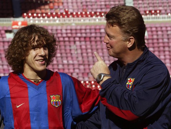 FC BARCELONA'S DUTCH COACH VAN GAAL TALKS TO PUYOL DURING OFFICIAL TEAM PICTURE AT NOU CAMP STADIUM
