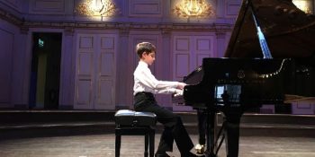 İsveç’te Uluslararası Birincilik Elde Eden Piyano Dahisi 10 Yaşındaki Mert’in Başarı Hikayesi