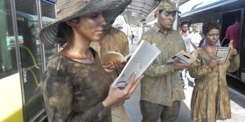 Performans Sanatçılarından Metrobüste Bir İlk: Kitap Okuyan Heykeller