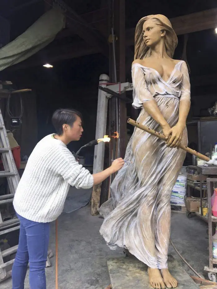 realistic-female-sculptures-luo-li-rong-3-59c8a41f20c9e__700