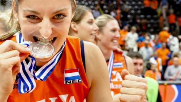 Anne_Buijs_with_silver_medal_at_2015_CEV_European_Championship-750x422