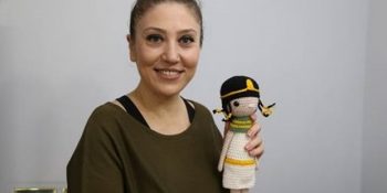 Geceleri Hazırladığı Örgü Bebekleri Lösemili Çocuklara ve Yuvalara Gönderen Hülya Özkalay
