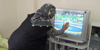 Yalnızca Annesiyle TV İzlemek Zorunda Kalanların Anlayabileceği 16 Durum