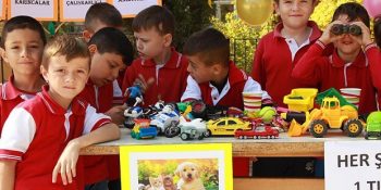 Oyuncaklarını Satarak Barınak Hayvanlarına Mama Alan Gönlü Zengin Öğrenciler