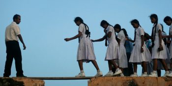 En Kısıtlı ve Tehlikeli Yollardan Okullarına Giden Çocukların 15 Çarpıcı Fotoğrafı