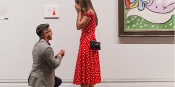 Müzeden Kovulma Pahasına Kız Arkadaşına Evlenme Teklifi Eden Sanatsever Sevgili