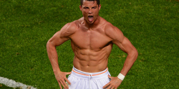 Formda Görüntüsüyle Dikkatleri Üzerine Çekmeyi Başaran 21 Fit Futbolcu