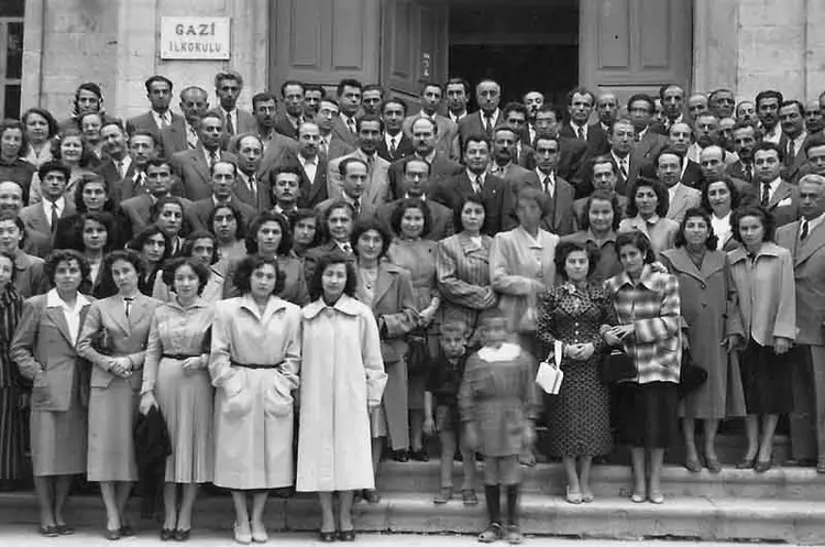 2. Eşiyle gençlere kılavuzluk yapar