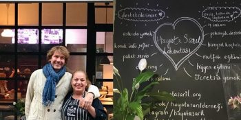 Evsizlere Ücretsiz Yemek İmkanı Tanıyan Muhteşem Proje; Hayata Sarıl Lokantası