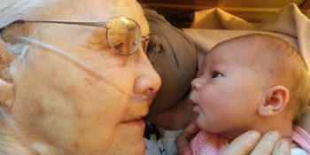 Torunlarıyla İlk Kez Tanışan Aile Büyüklerinden Hayat ve Ölümü Hatırlatan 16 Etkileyici Fotoğraf