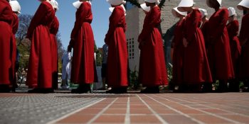 Korkutucu Distopik Bir Dünyanın Anlatıldığı The Handmaid’s Tale ve Karakter İncelemesi