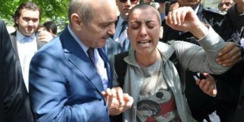Erdoğan Bayraktar’ın Cebine Para Sıkıştırmaya Çalıştığı Kanser Hastası Dilek Özçelik Hayatını Kaybetti