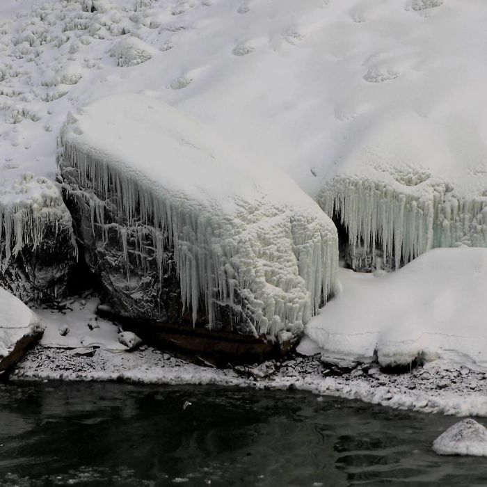 frozen-niagara-falls-13-5a4b80fa05eda__700