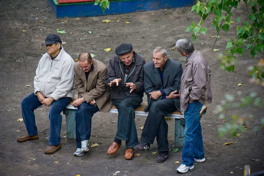 life-on-park-bench-photo-series-kiev-ukraine-yevhen-kotenko-3-5a6add1bdee62__880