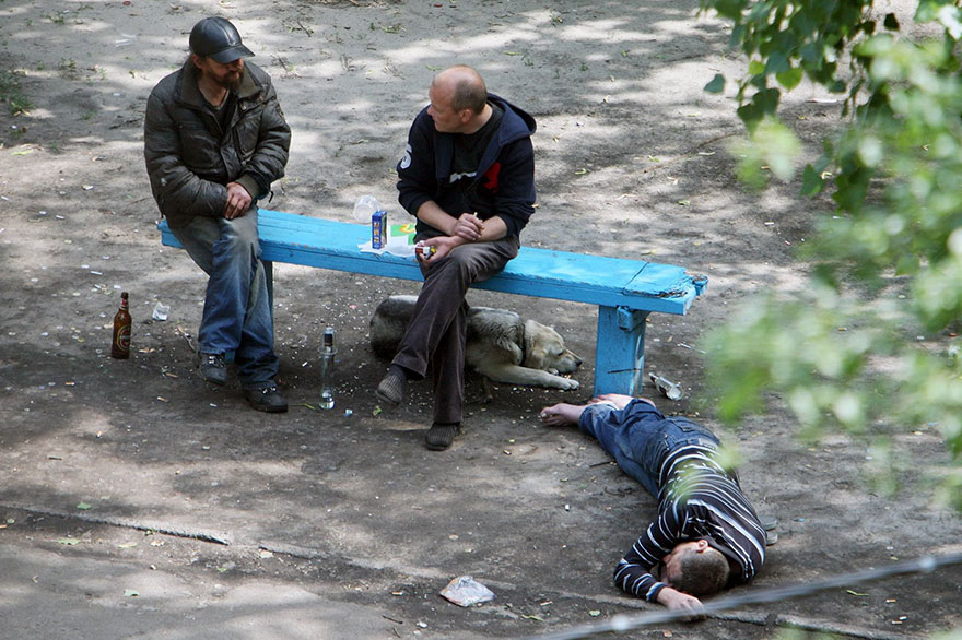 life-on-park-bench-photo-series-kiev-ukraine-yevhen-kotenko-7-5a6add35d87f7__880