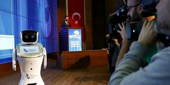 Bakanın Sözünü Kestiği İçin Sahneden İndirilen Robot Sosyal Medyanın Gündeminde