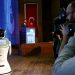Bakanın Sözünü Kestiği İçin Sahneden İndirilen Robot Sosyal Medyanın Gündeminde