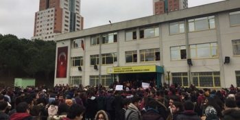 Tacize Uğrayan Lise Öğrencisine “Siz de O Kadar Dar Giyinmeyin” Diyen Okul Müdürü