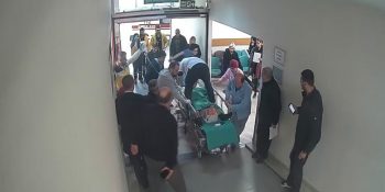 Kalbi Duran Hastayı Sedyenin Üzerine Çıkıp Yaptığı Kalp Masajıyla Kurtaran Kahraman Doktor